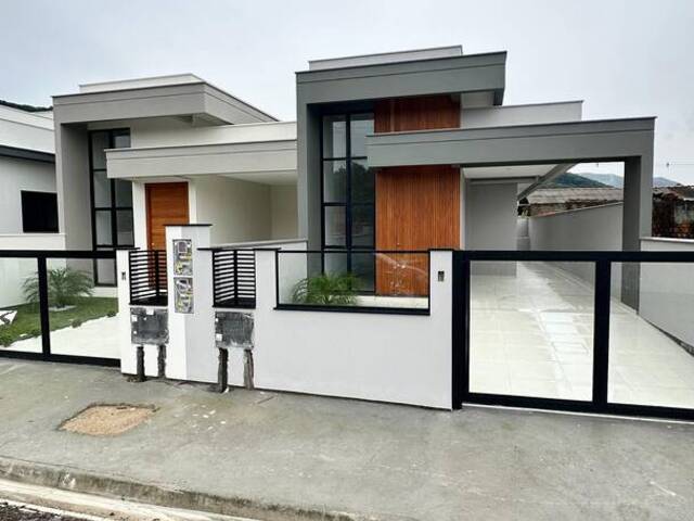 #1038 - Casa para Venda em São José - SC - 2