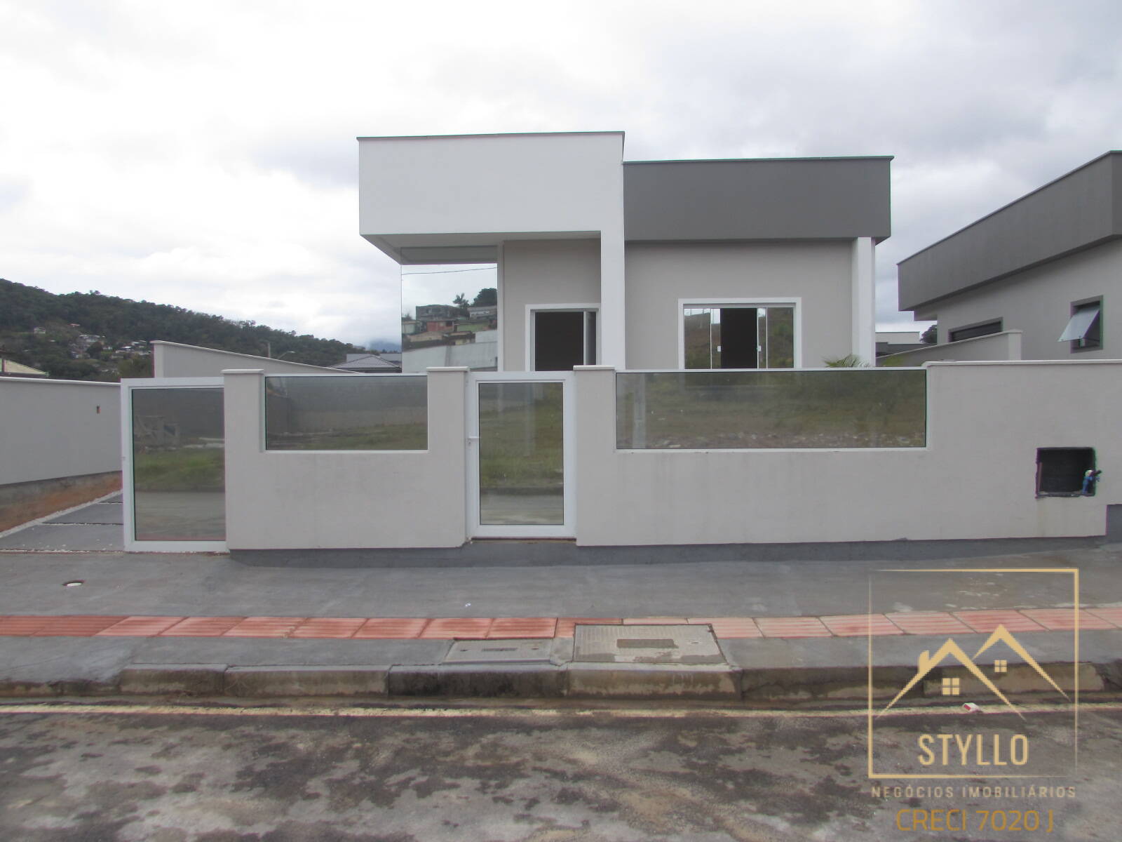 Casa à venda com 3 quartos, 81m² - Foto 1